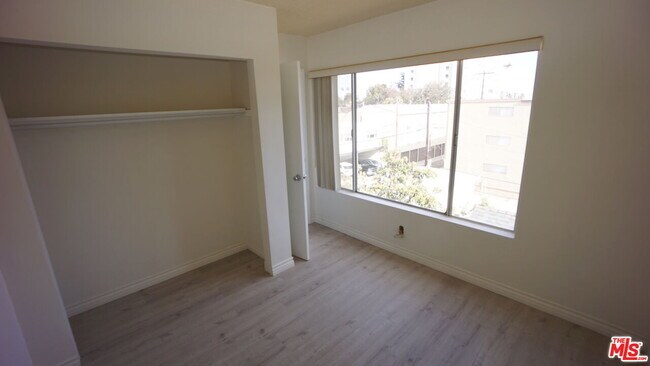 Building Photo - 1033 6th St