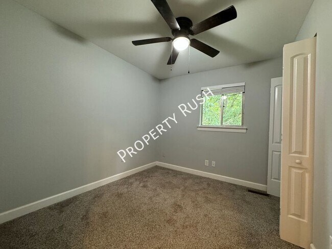 Building Photo - 806 Forest Dale Ln