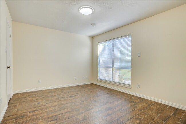 Building Photo - 15 Bendwood Dr