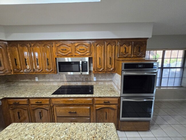 Building Photo - Stunning 4-bd 2.5 bath