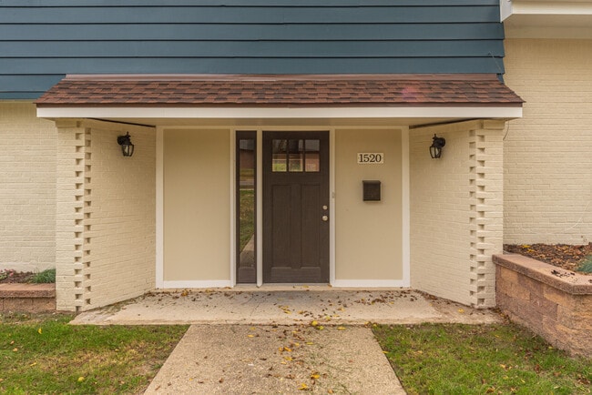 Building Photo - 1520 Traver Rd