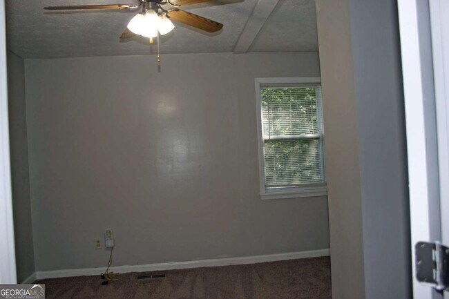 Building Photo - 6694 Young Ct