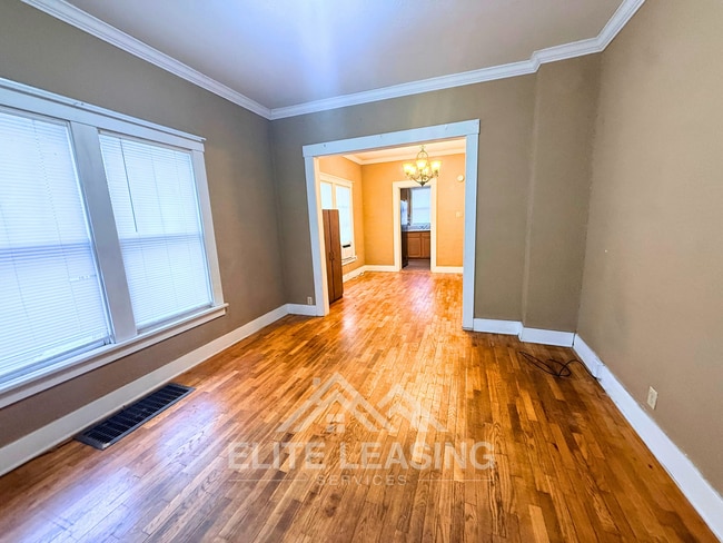 Building Photo - Charming 2 Bedroom Home with Hardwood Floors