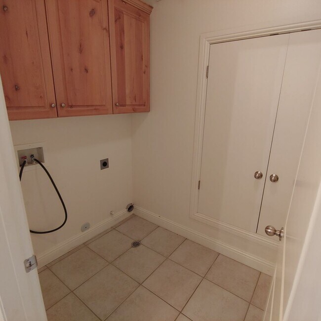 Building Photo - Nice main floor 3 BR 2 BTH Condo in awesome PG location