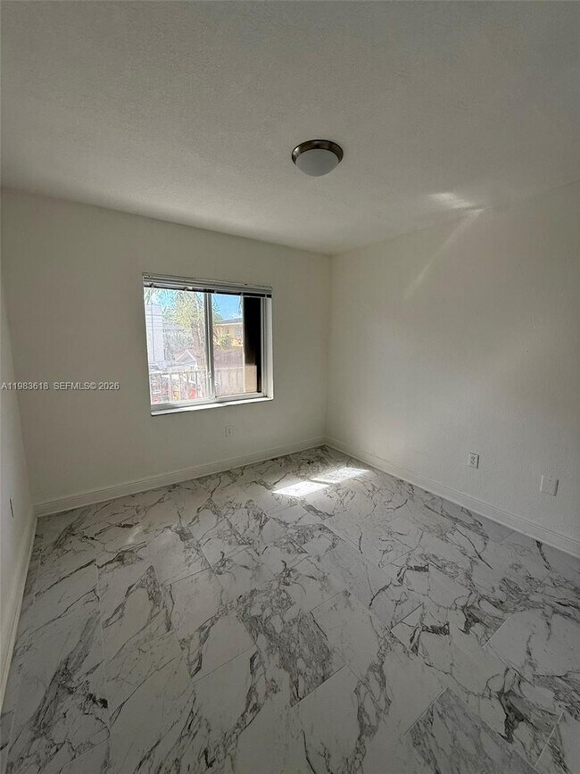 Building Photo - 420 SW 14th Ave