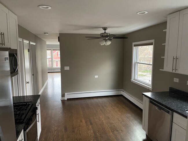 Building Photo - 5259 N Leamington Ave