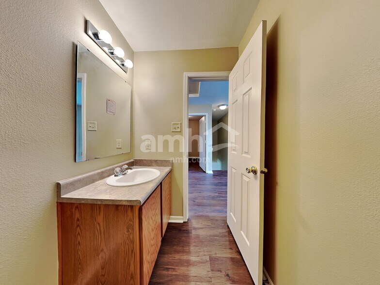 Building Photo - 2361 Blackthorn Dr