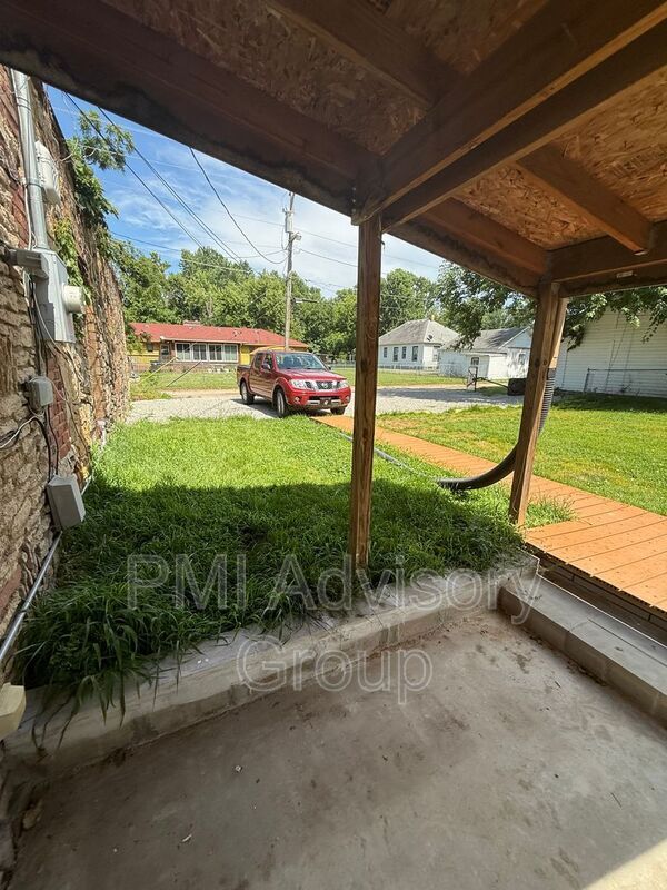 Building Photo - 1409 NE Sardou Ave