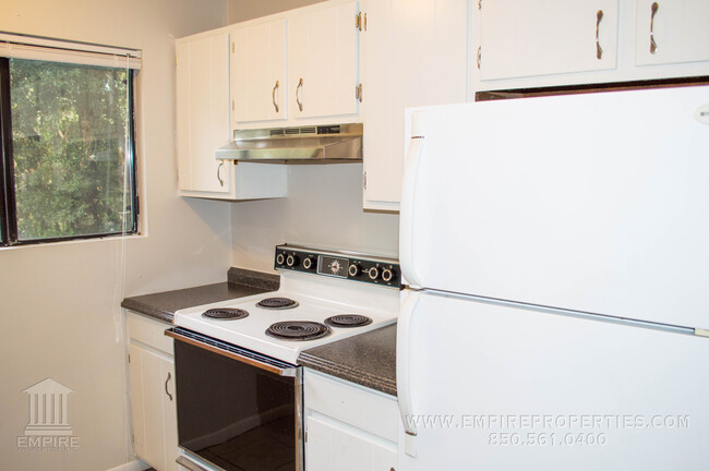 Building Photo - Townhome off Meridian Road With Fireplace!