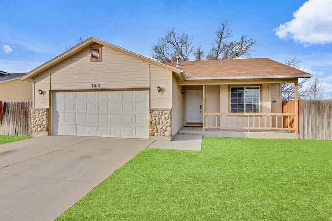 Building Photo - 1213 Cattail St