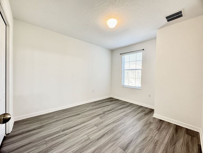 Building Photo - Renovated 3/2.5 Townhome with Office/Flex ...