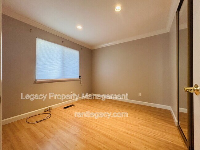 Building Photo - 1163 Gamay Dr