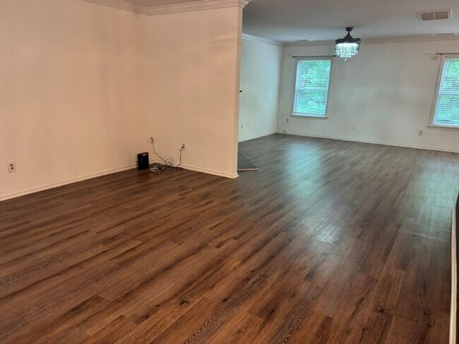 Building Photo - Nice 3/4 bedroom home