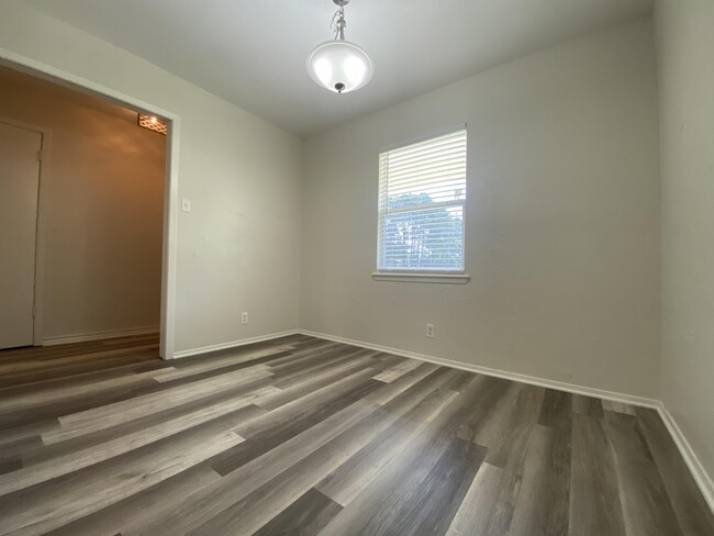 Building Photo - 10286 Dogwood Trail