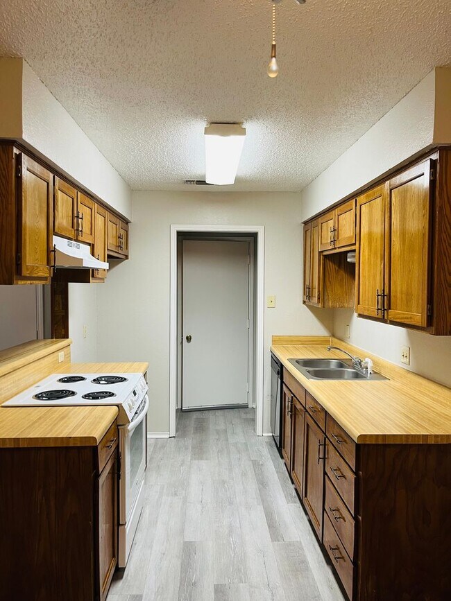 Building Photo - 320 Spring Branch Ln