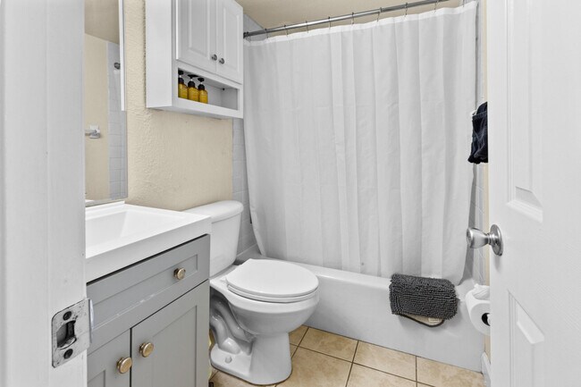 Building Photo - 1700 SW 16th Ct