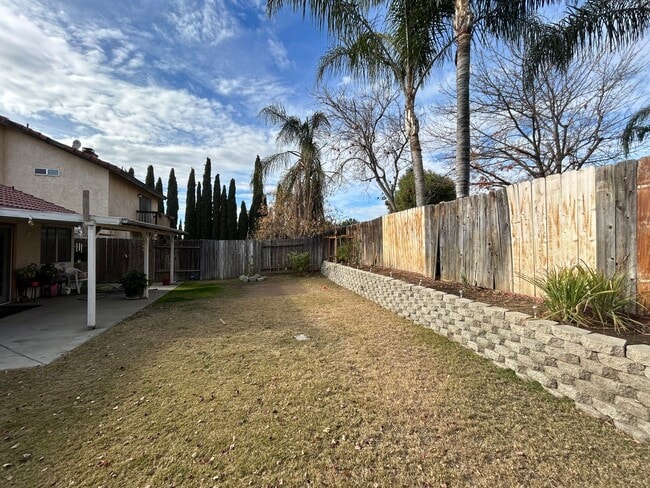 Building Photo - Cute 3 Bed/2 Bath Home in Oildale w/ Solar, RBP & $0 Deposit Option