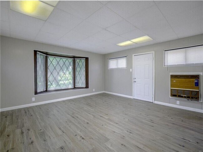 Building Photo - Welcome to 8264 Morganford!