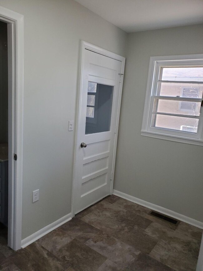 Building Photo - Like New 3 bedroom 1.5 bath  Ranch Near Kellogg and Rock