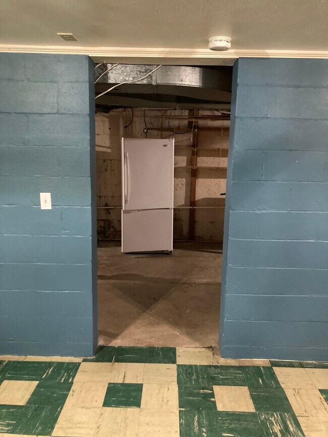 Building Photo - 2401 Bristol Rd