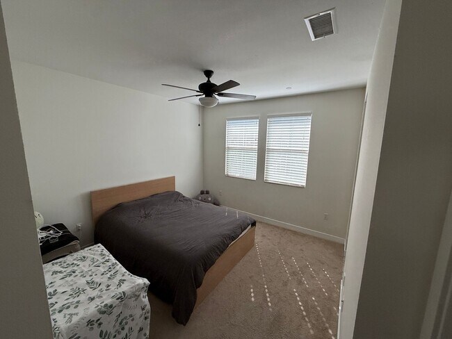 Building Photo - 3 Bedroom 2 Bath Unit