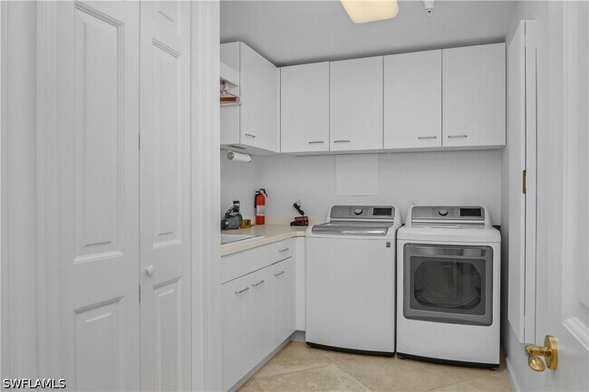 Building Photo - 8787 Bay Colony Dr