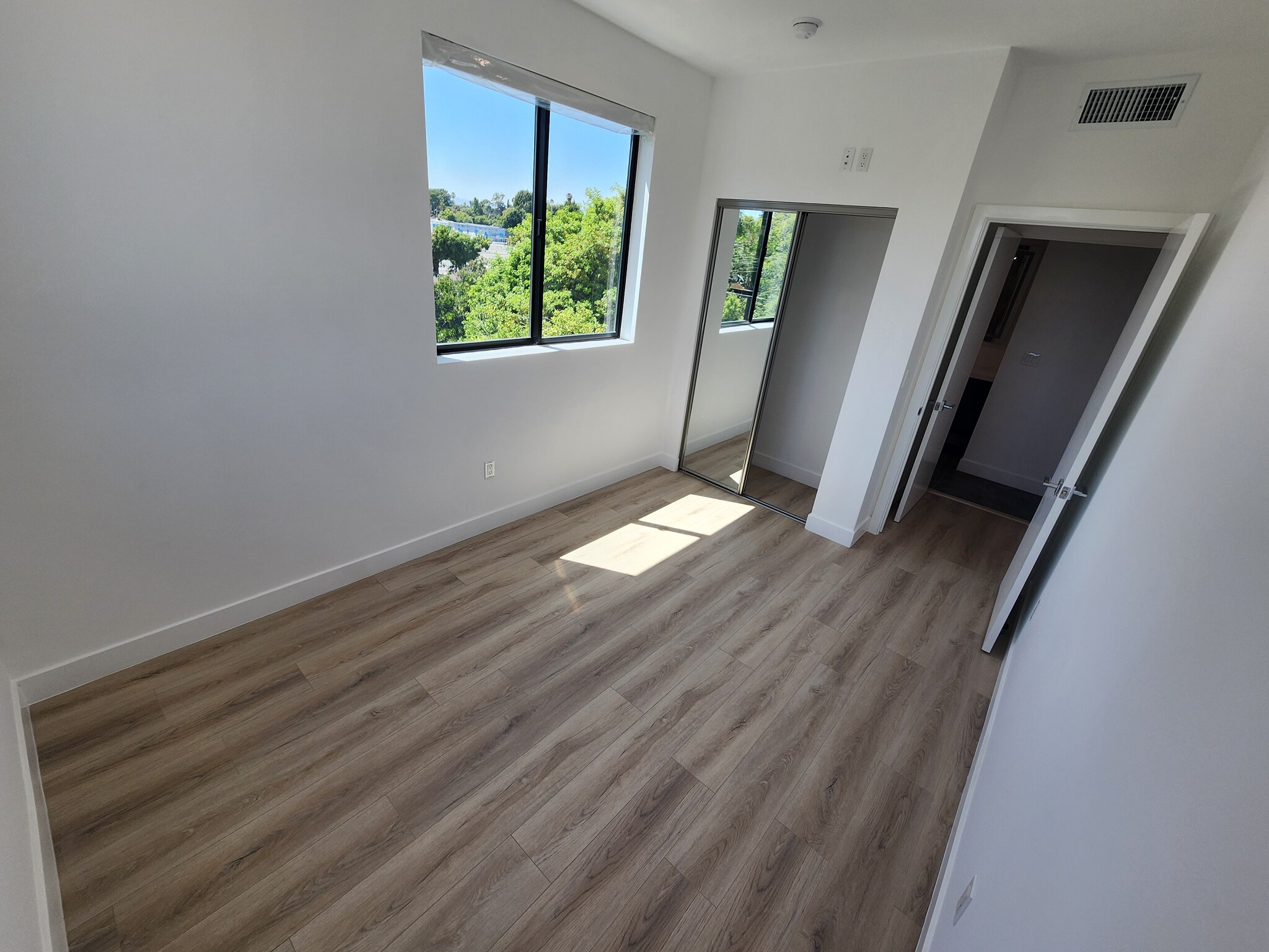 Building Photo - 6061 Fulton Ave
