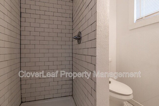 Building Photo - 105 Dewitt St