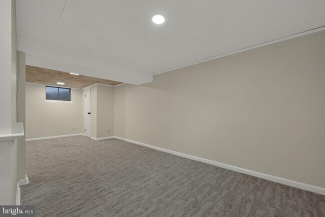 Building Photo - 6206 Hillview Ave