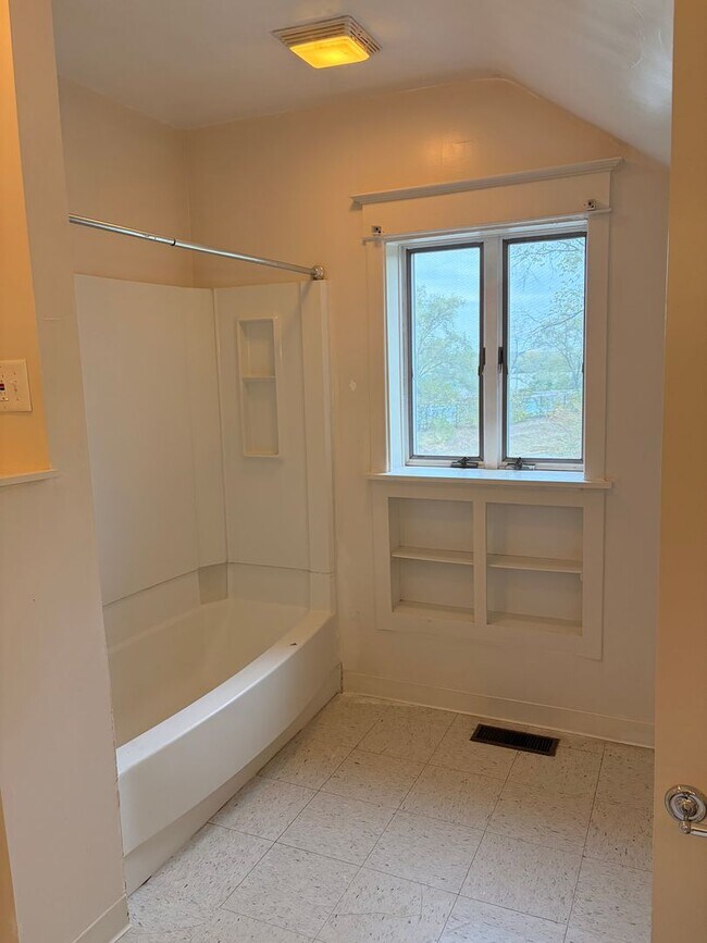 Building Photo - 2-Story 4 Bed/2 Bath Home with Basement & W/D