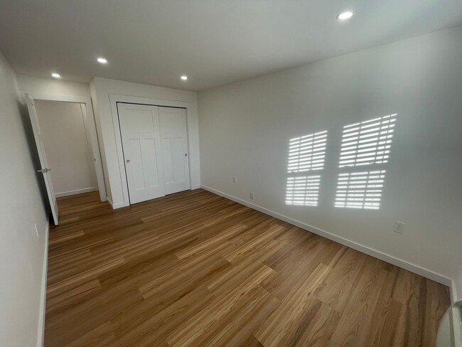 Building Photo - Newly Renovated Condo For Rent in Riverside!