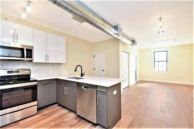 Building Photo - 114 Allen St