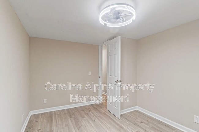 Building Photo - 175 Uphill Dr