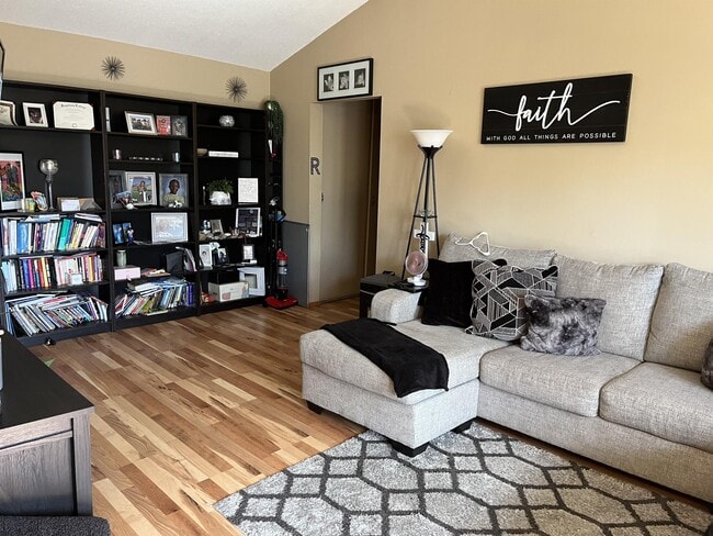 Building Photo - 805 Smetana Rd