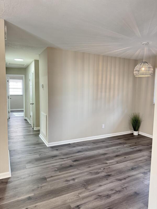 Building Photo - 824 Stoneykirk Dr