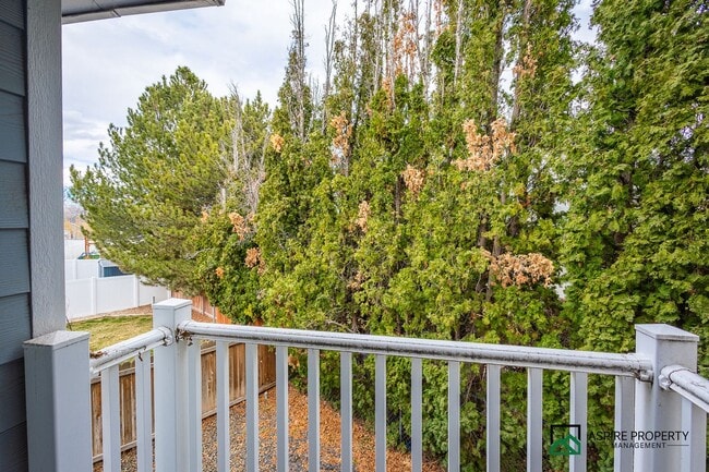 Building Photo - New Renovated 2 Bed 2 bath Townhome
