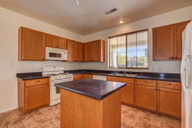 Building Photo - Upgraded 3 bed 2 bath StoneRidge Beauty!