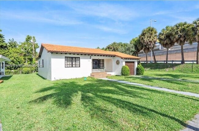 Building Photo - 860 NW 17th Ct
