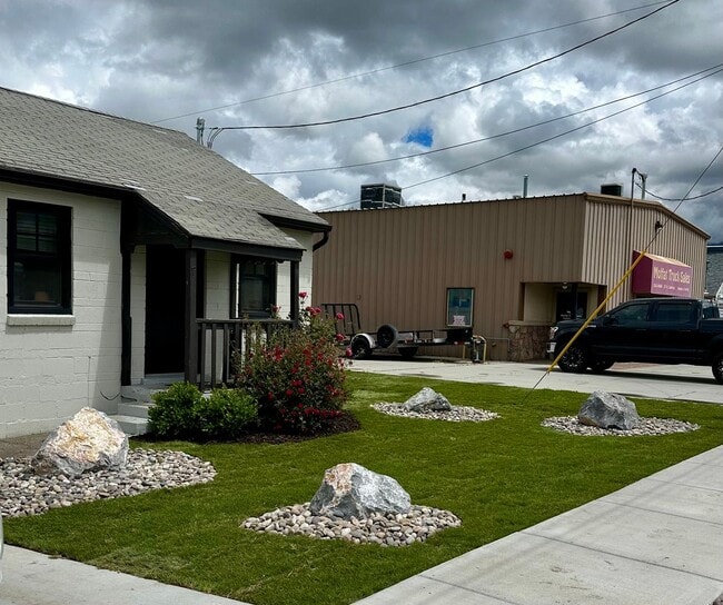 Building Photo - Cozy 1 Bd 1 Bath Remodeled Duplex