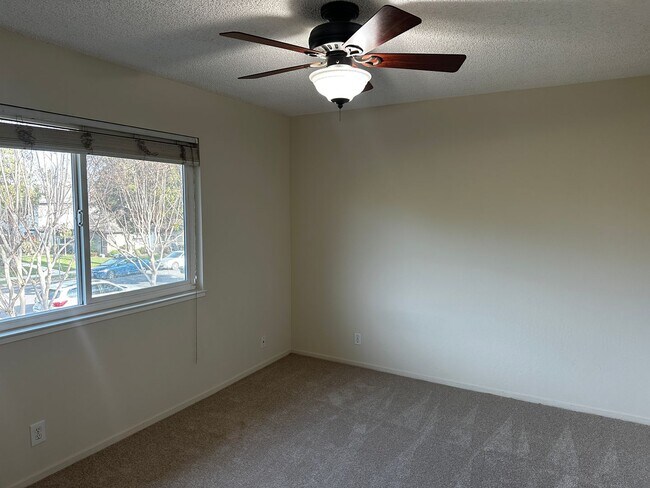 Building Photo - Bright 2 Bedroom 1 Bath Condo in Cambrian Area