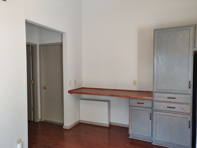 Building Photo - NW Bend 3x2 single-story hidden gem with huge fenced yard!