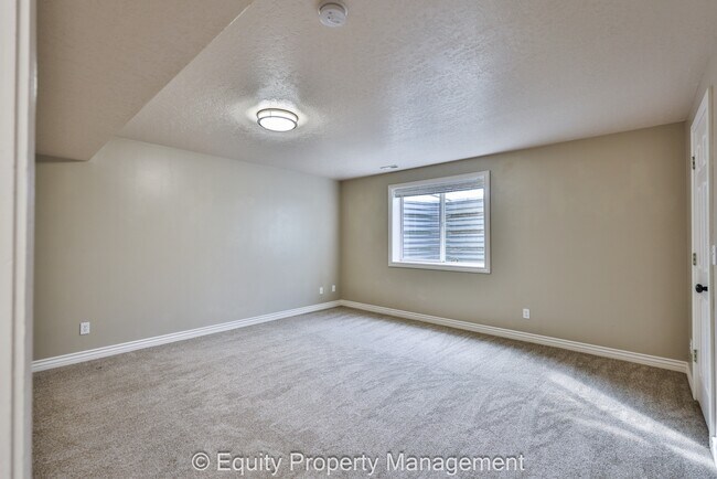 Building Photo - 10787 N 5800 W St