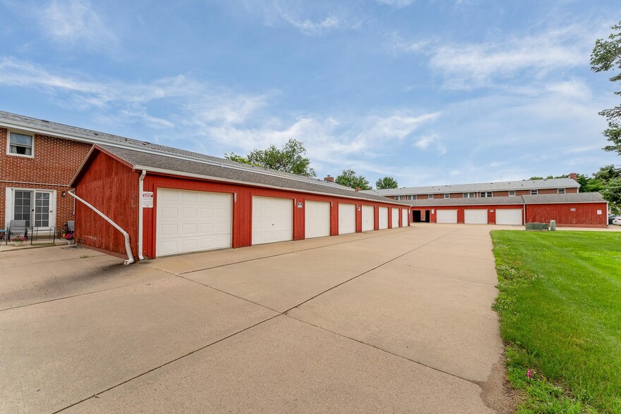 Building Photo - 1304 E Sylvan Cir