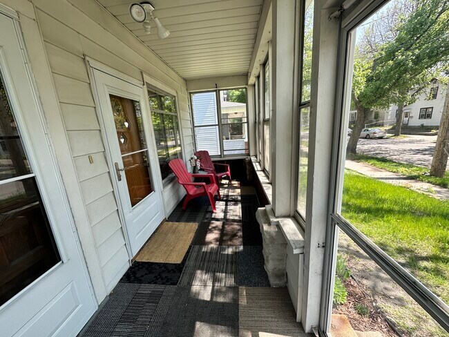 Building Photo - 309 6th Ave NE