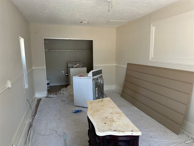 Building Photo - 9301 Chesterfield Dr