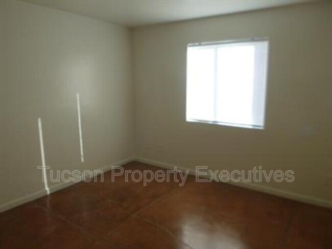 Building Photo - 1412 E 25th St