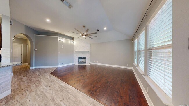 Building Photo - 1009 Crimson Cove Dr
