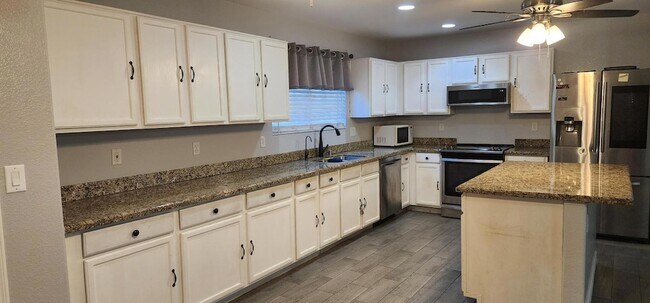 Building Photo - 9124 W Elm St