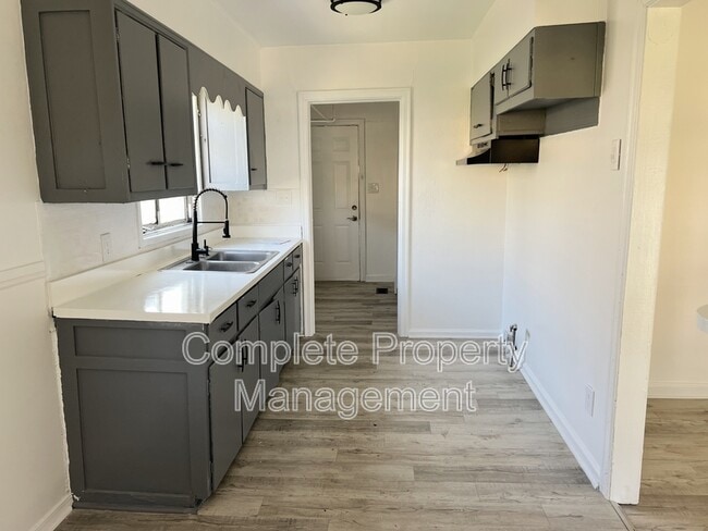Building Photo - 5617 Avenue Q