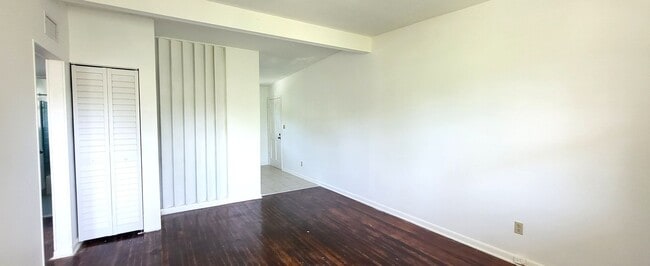 Building Photo - 2BR / 1 BA Riverside Upstairs Apartment w/ Off-street Parking